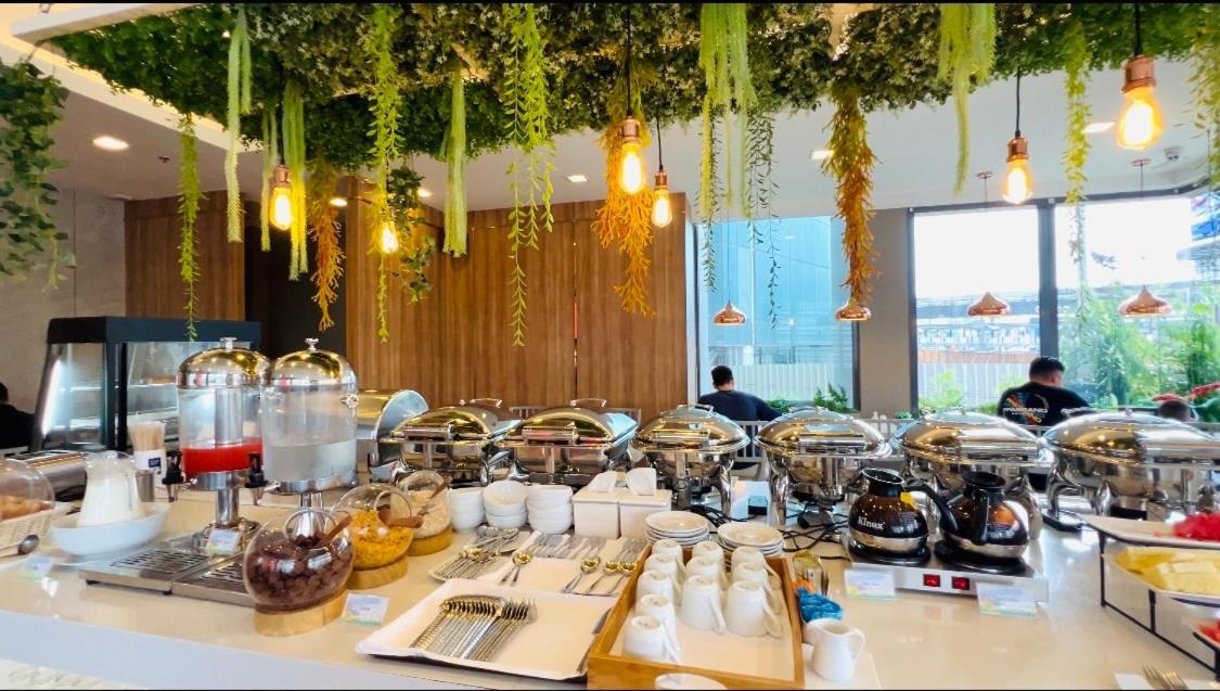 Civic Horizon Hotel & Residence Банкок Екстериор снимка