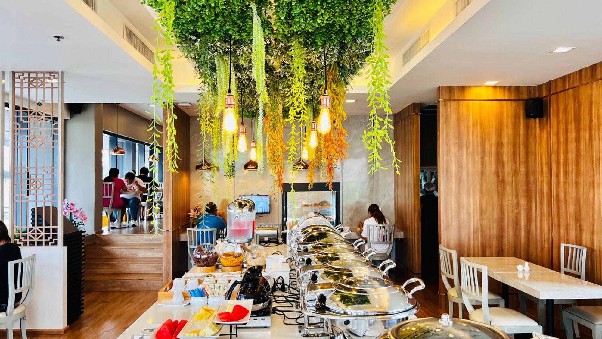 Civic Horizon Hotel & Residence Банкок Екстериор снимка